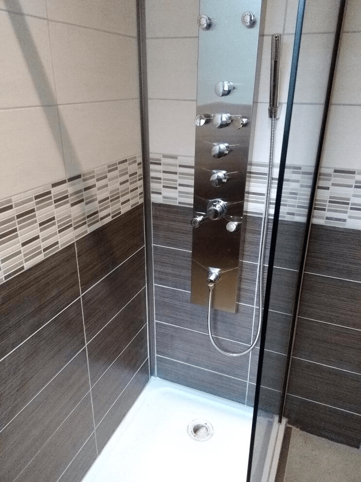 Salle de douche|Receveur de douche , faïence , porte de douche et colonne à jets
à Paris 75006 , budget 3200€ .