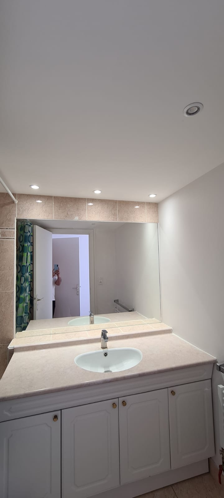 Salle de bain|Faux plafond , spots et peinture 
à Paris 75015 , budget 1500€.